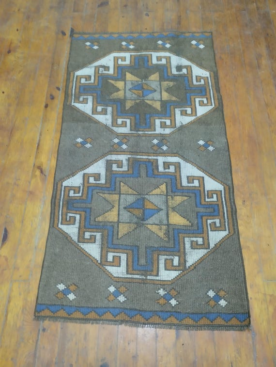 小さなヴィンテージ ウシャックラグ：2.4 x 4.4フィートの手織りウール