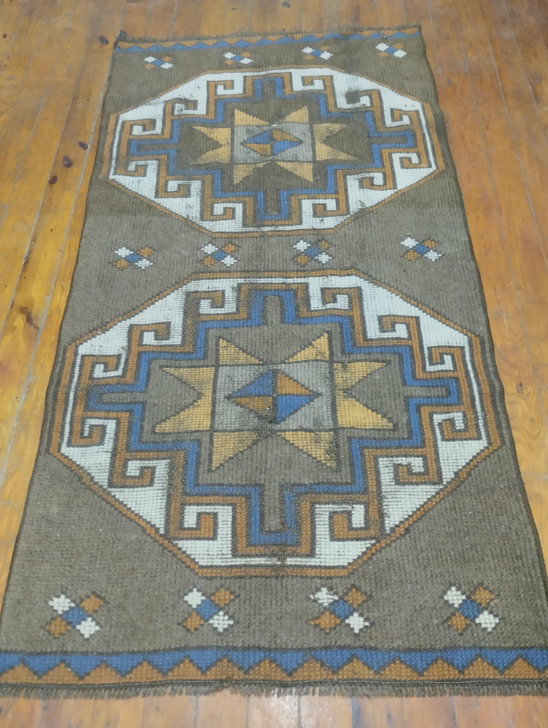 小さなヴィンテージ ウシャックラグ：2.4 x 4.4フィートの手織りウール