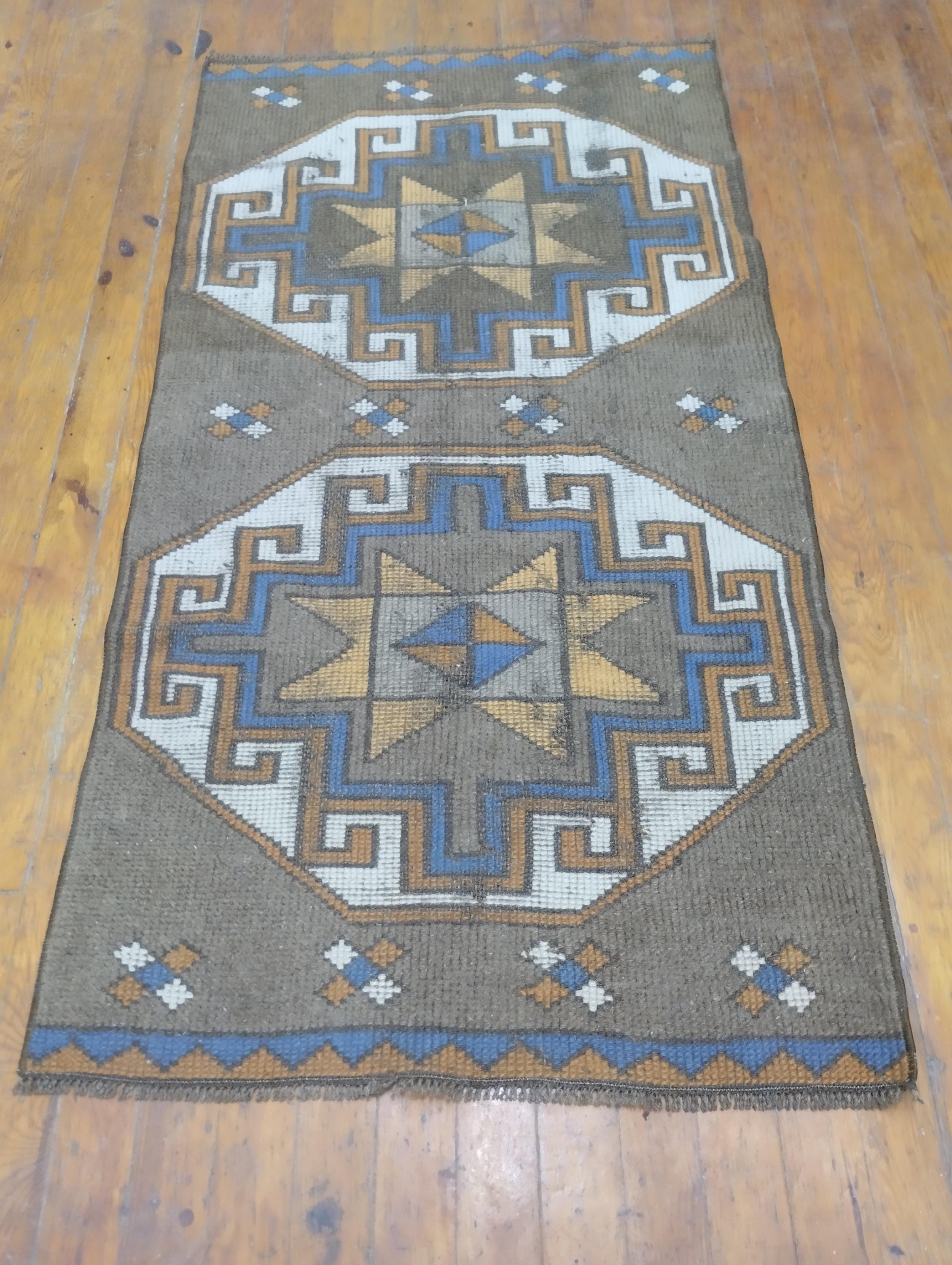 小さなヴィンテージ ウシャックラグ：2.4 x 4.4フィートの手織りウール