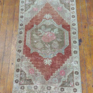 Tapis Oushak turc vintage 2 x 3 : chemin de table court en laine tissée à la main