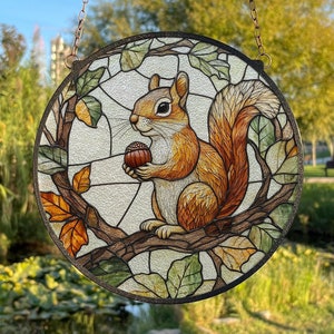 Vitral pintado de esquilo, decoração para pendurar em janelas, decoração para apanhador de sol ao ar livre, decoração de parede de floresta, arte em vidro falso de esquilo