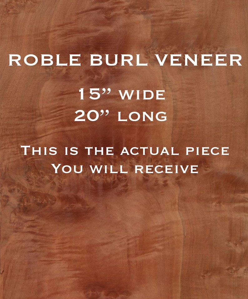 Peut inclure: Un placage de bois avec un motif de loupe. Il mesure 38 cm de large et 51 cm de long. Le texte "ROBLE BURL VENEER" est imprim&eacute; en haut de l'image. Le texte "THIS IS THE ACTUAL PIECE YOU WILL RECEIVE" est imprim&eacute; sous les mesures.