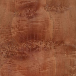 Peut inclure: Gros plan sur un placage de bois de couleur brun rouge&acirc;tre avec un motif de grain tourbillonnant.