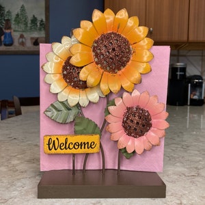 Napkin holder with flowers