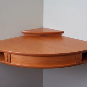 Bureau incurvé en stratifié flottant avec panneau avant coulissant. Bureau d'ordinateur Bureau pour ordinateur portable Dimensions et finitions personnalisées. Design original Livraison gratuite