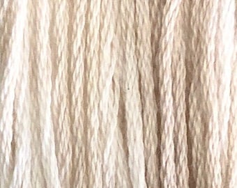 May include: Close-up of a bundle of natural cotton cord in a light beige color. The cord is arranged in vertical rows and the text "Khaki Mocha" is printed below the cord.