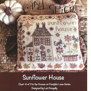 Puede incluir: Patrón de punto de cruz para una casa con un diseño de girasol. El patrón se titula "Sunflower House" y forma parte de la serie "Houses on Pumpkin Lane". El patrón está diseñado por Lori Pengelly.
