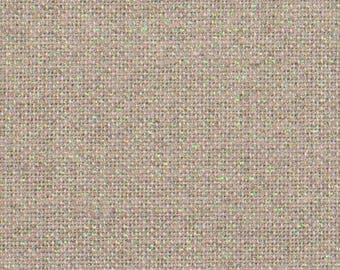 以下が含まれることがあります： 織り込まれたテクスチャのベージュ色の生地のクローズアップ。生地は微妙な輝きがあり、小さな虹色の色の斑点が散らばっています。織りはきつく均一で、滑らかな表面を作り出しています。室内装飾やその他のホームデコレーションプロジェクトに適しています。
