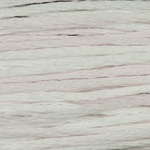 Puede incluir: Primer plano de un ovillo de hilo blanco y rosa claro. El hilo está hecho de fibras finas y suaves y tiene un aspecto ligeramente texturizado.
