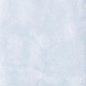 Puede incluir: Primer plano de una tela azul claro con textura tejida. La tela tiene un aspecto sutil, ligeramente desigual, con variaciones en el color y el tejido. El efecto general es suave y ligeramente borroso.