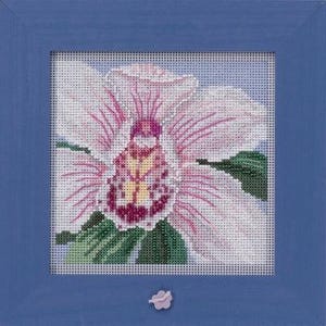 Puede incluir: Primer plano de una flor rosa y blanca con tallo y hojas verdes. La flor está bordada en un lienzo blanco y enmarcada en un marco azul.