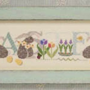 Puede incluir: Un diseño de bordado de punto de cruz con la palabra "Easter" con conejos y flores. El diseño está enmarcado en un marco azul claro.