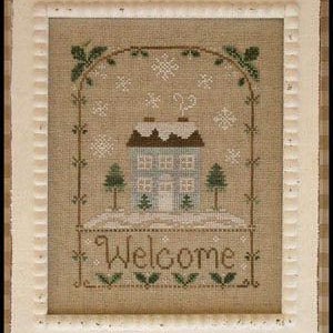 Può includere: Schema di ricamo a punto croce con una casa innevata con un cartello di benvenuto, circondata da alberi sempreverdi e fiocchi di neve. La casa è blu con un tetto bianco e un camino da cui esce fumo. Il cartello di benvenuto è in un carattere marrone con un bordo di agrifoglio verde.