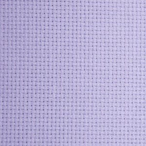 Könnte beinhalten: Nahaufnahme eines hellvioletten Kreuzstichstoffs. Der Stoff hat ein gitterartiges Muster aus gleichmäßig verteilten Löchern, perfekt für Handarbeiten. Die Farbe ist ein weiches, pastellfarbenes Violett und bietet einen sauberen und einfachen Hintergrund für Bastelprojekte.