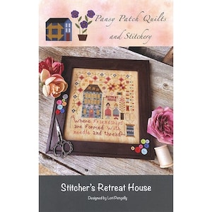 Puede incluir: Un patrón de punto de cruz para una casa con el texto "Retreat House" y "Where friendships are formed with needle and thread." El patrón se titula "Stitcher's Retreat House" y está diseñado por Lori Pengelly.