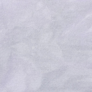 Puede incluir: Primer plano de una tela de lino blanca con un tejido texturizado. La tela tiene un aspecto ligeramente arrugado, lo que sugiere que puede usarse para ropa o artículos de decoración del hogar. El color es un blanco roto suave.