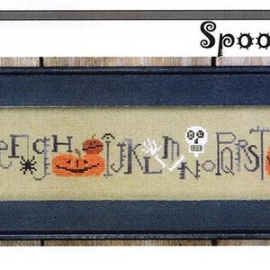 Peut inclure: Un motif de point de croix encadré intitulé "Spooky Row" avec un alphabet d'Halloween comprenant un chaudron, une citrouille, un crâne et un corbeau.