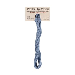 Peut inclure: Un écheveau de fil à broder en coton bleu étiqueté Weeks Dye Works, couleur 2107 Blue Jeans, contenant 5 yards de fibre teinte à la main. L'emballage indique la marque, le nom de la collection, le nom de la couleur et la longueur en yards.