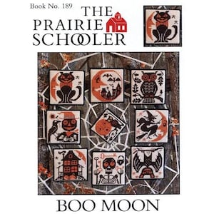 Pode incluir: Uma coleção de padrões de ponto cruz quadrados com temas de Halloween. Os desenhos incluem um gato preto, uma coruja, uma bruxa, uma casa assombrada e um esqueleto, todos em laranja e preto. O texto "BOO MOON" está na parte inferior, com "THE PRAIRIE SCHOLER" no topo.