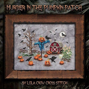 Puede incluir: Un bordado de punto de cruz enmarcado titulado Murder in the Pumpkin Patch de Lola Crow Cross Stitch. El diseño muestra un espantapájaros con cabeza de calabaza, un granero rojo, un esqueleto, cuervos y calabazas sobre tela gris.