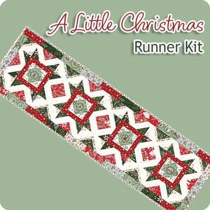 Pode incluir: Kit de corredor de mesa « A Little Christmas ». Um corredor de mesa festivo com um padrão de estrelas repetidas em vermelho, verde e branco. O corredor apresenta uma variedade de tecidos com temas de férias.