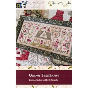 Puede incluir: Muestra de punto de cruz enmarcada con una granja con techo beige y puerta roja, rodeada de motivos florales y geométricos. El marco es verde oscuro con detalles ornamentados. El texto "Quaker Farmhouse" se muestra debajo.