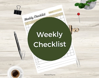 Puede incluir: Una lista de verificación semanal imprimible con un círculo verde que dice "Lista de verificación semanal" sobre un fondo de madera. La lista de verificación tiene una columna para el nombre de la tarea, una columna de números y una columna para cada día de la semana.