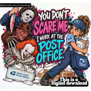 Puede incluir: Una ilustración gráfica digital con los personajes de terror Michael Myers, Freddy Krueger y Pennywise junto a un cartero sosteniendo correo. El texto dice: You Don't Scare Me I Work At The Post Office.