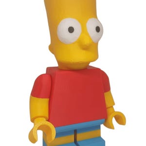 Peut inclure: Une figurine jaune de Bart Simpson de style Lego. La figurine a une tête jaune avec des cheveux hérissés, de grands yeux blancs et une chemise rouge. Les bras et les mains de la figurine sont jaunes, et les jambes sont bleues et jaunes.