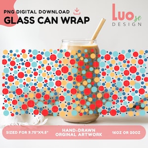 Puede incluir: Una lata de vidrio con un colorido patrón de puntos en rojo, azul y amarillo. La lata contiene una bebida y una pajita. El texto de la imagen dice "PNG DIGITAL DOWNLOAD GLASS CAN WRAP" y "Luose DESIGN". La parte inferior de la imagen dice "TAMAÑO PARA 24.77cmX11.43cm HAND-DRAWN ORGINAL ARTWORK 16OZ O 20OZ".
