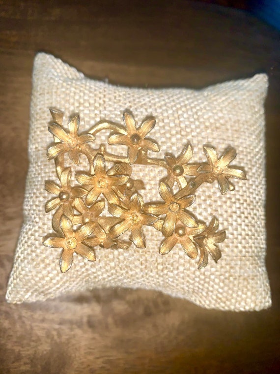 Vintage Signed Kramer Gold Tone Flower Cluster Vi… - image 2