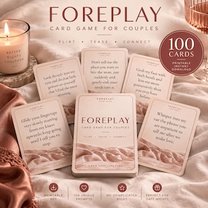 Puede incluir: Un juego de cartas Foreplay para parejas con 100 tarjetas con sugerencias para coquetear, bromear y conectar. Las tarjetas son de color rosa claro con texto oscuro, mostrando frases como Mírame directamente a los ojos.