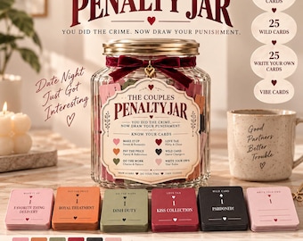 Könnte beinhalten: Ein Glas mit der Aufschrift The Couples Penalty Jar, goldenem Deckel und Samtschleife, gefüllt mit verschiedenfarbigen Karten. Enthält 100 Bestrafungskarten, 25 Wildcards, 25 Karten zum Selbstbeschriften und Vibe-Karten sowie eine Keramiktasse.