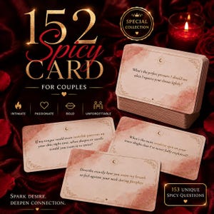 Puede incluir: Un mazo de 152 cartas picantes para parejas con un fondo de acuarela rosa y texto dorado. Las cartas presentan preguntas íntimas sobre presión, zonas sensibles y sensaciones físicas, dispuestas sobre una superficie de tela roja oscura.