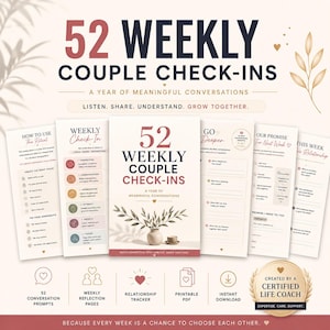 Puede incluir: Una guía de 52 check-ins semanales para parejas con un año de conversaciones significativas. La portada muestra el título en azul oscuro y rojo con una ilustración de un jarrón. Se muestran varias páginas interiores, incluyendo How to Use, Weekly Check-In, Go Deeper, Our Promise y This Week in Our Relationship, junto con iconos para temas de conversación y un sello de coach de vida certificado.