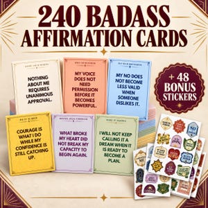Könnte beinhalten: Ein Set aus 240 Badass Affirmation Cards mit verschiedenen pastellfarbenen Karten und schwarzem Text, darunter Sätze wie Nothing About Me Requires Unanimous Approval und My No Does Not Become Less Valid. Enthält 48 Bonus-Aufkleber auf Bögen.