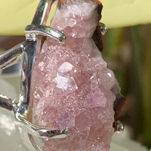K&ouml;nnte beinhalten: Ein silberner Ring mit einem rosa und roten Kristall. Der Kristall ist ein Cluster aus kleinen Kristallen.