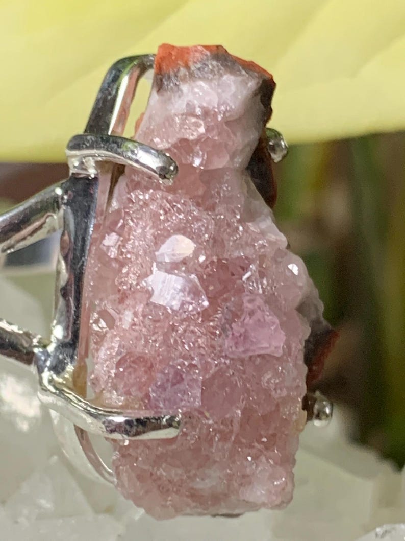 K&ouml;nnte beinhalten: Ein silberner Ring mit einem rosa und roten Kristall. Der Kristall ist ein Cluster aus kleinen Kristallen.