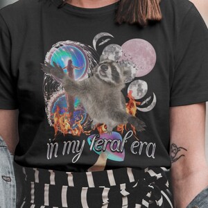 Camisa de mapache In My Feral Era, camiseta mística divertida, regalos de mapache, camiseta hippie bohemia, camisa de cartas del tarot, camisas que van duras, camiseta de meme.