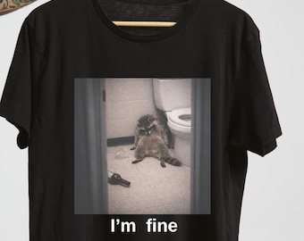 Stylowa koszulka z szopem „I’m Fine” – zabawny mem z czarnym humorem, grafika w łazience przedstawiająca pijanego szopa, sarkastyczna koszulka z grafiką.