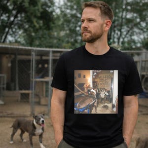 Puede incluir: Un juego de tres tazas de cerámica con un esmalte moteado de color crema. Cada taza presenta un diseño pintado a mano diferente: una hoja azul y verde, una flor amarilla y una baya roja. Las tazas tienen una forma simple y redondeada.