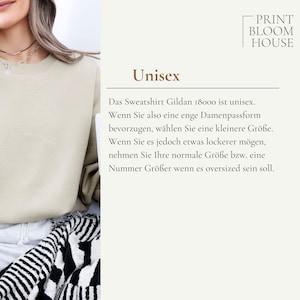 May include: A beige crewneck sweatshirt with long sleeves. The image includes text that reads: PRINT BLOOM HOUSE, Unisex, Das Sweatshirt Gildan 18000 ist unisex. Wenn Sie also eine enge Damenpassform bevorzugen, w&auml;hlen Sie eine kleinere Gr&ouml;&szlig;e.