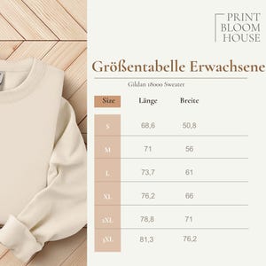 May include: A cream-colored crewneck sweater shown next to a size chart titled Print Bloom House Gr&ouml;&szlig;entabelle Erwachsene. The chart lists Gildan 18000 sweater measurements in centimeters for sizes S through 3XL, detailing length and width columns.
