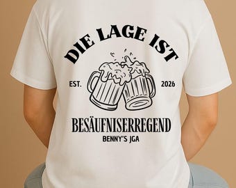 May include: A white short-sleeved t-shirt featuring a black graphic on the back. The design shows two clinking beer mugs with foam, surrounded by the text "DIE LAGE IST BESÄUFNISERREGEND", "EST. 2026", and "BENNY'S JGA" in a bold, black font.