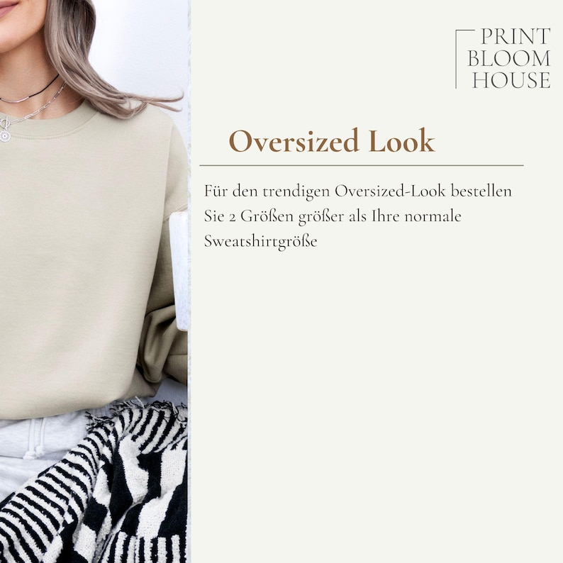 May include: A beige crewneck sweatshirt with long sleeves. The image includes text that reads: PRINT BLOOM HOUSE, Oversized Look, and German text advising to order two sizes up for an oversized fit. The sweatshirt is worn with a black and white patterned item.