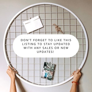 Puede incluir: Decoraci&oacute;n de pared circular de rejilla de metal blanco con un sobre blanco, una foto peque&ntilde;a y flores secas. El texto "DON'T FORGET TO LIKE THIS LISTING TO STAY UPDATED WITH ANY SALES OR NEW UPDATES!" est&aacute; escrito en una forma ovalada blanca.