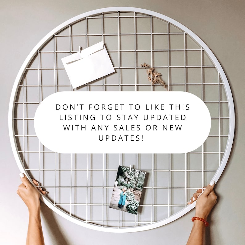 Puede incluir: Decoraci&oacute;n de pared circular de rejilla de metal blanco con un sobre blanco, una foto peque&ntilde;a y flores secas. El texto "DON'T FORGET TO LIKE THIS LISTING TO STAY UPDATED WITH ANY SALES OR NEW UPDATES!" est&aacute; escrito en una forma ovalada blanca.