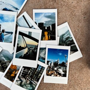 Puede incluir: Una colecci&oacute;n de fotos instant&aacute;neas Polaroid, algunas mostrando paisajes urbanos, otras mostrando vistas al oc&eacute;ano, y una mostrando a una persona con un vestido amarillo.