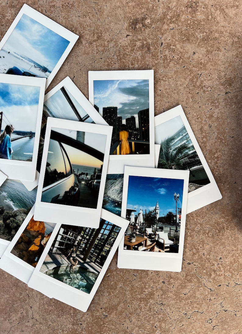 Puede incluir: Una colecci&oacute;n de fotos instant&aacute;neas Polaroid, algunas mostrando paisajes urbanos, otras mostrando vistas al oc&eacute;ano, y una mostrando a una persona con un vestido amarillo.