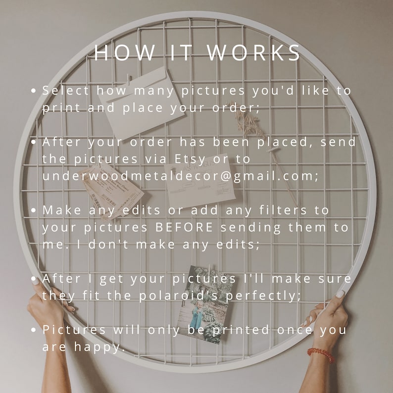 Puede incluir: Un c&iacute;rculo de metal blanco con un patr&oacute;n de rejilla y el texto "HOW IT WORKS" en negro. El texto debajo del t&iacute;tulo describe c&oacute;mo pedir impresiones fotogr&aacute;ficas personalizadas. El texto incluye la direcci&oacute;n de correo electr&oacute;nico "underwoodmetaldecor@gmail.com".